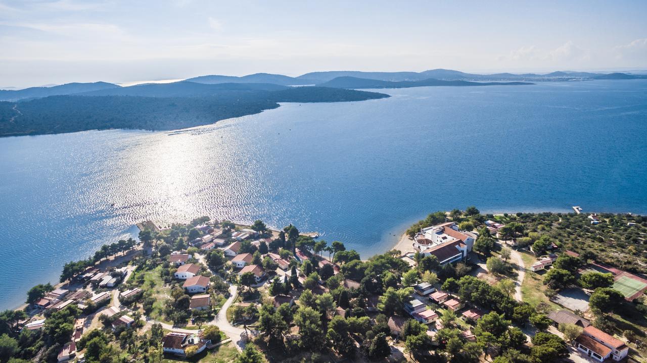 Hotel Miran Pirovac Bagian luar foto