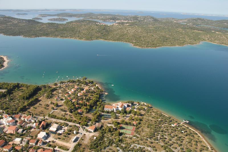 Hotel Miran Pirovac Bagian luar foto